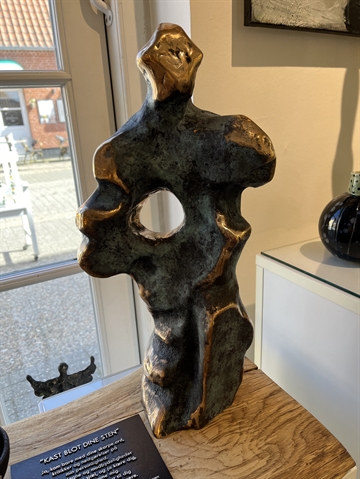 Bronzefigur "Kast blot dine sten" stor