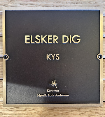 Bronzeplade "Elsker dig - kys" 