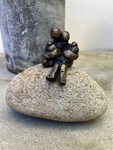 Unik bronzefigur på sten