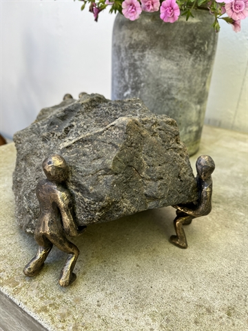 Unik bronzefigur på sten
